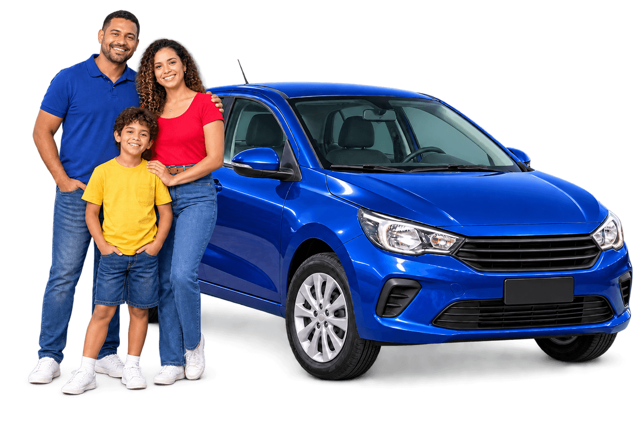 Pai, mãe e filho ao lado do carro azul da família